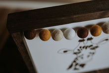 Load image into Gallery viewer, Giraffe With Garland - Wood Sign